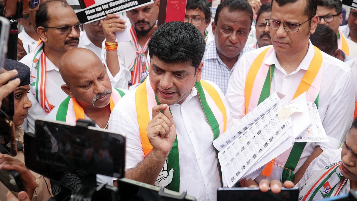 Goa Congress chief Amit Patkar (C) and others during a march to the local Election Commission office