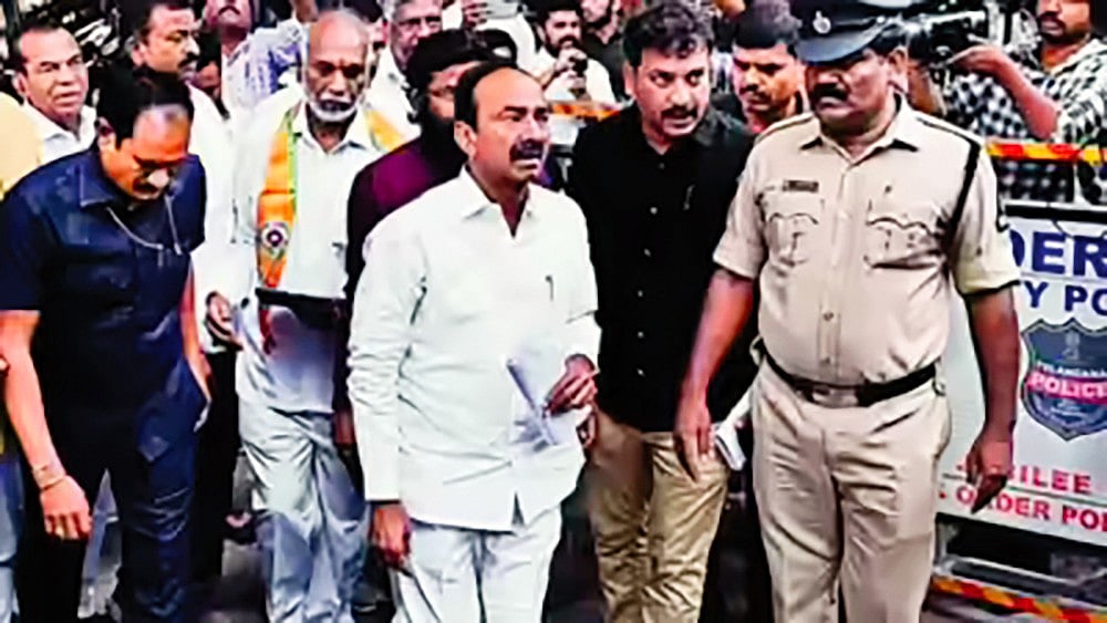 Ex-SIB chief Prabhakar Rao (centre)