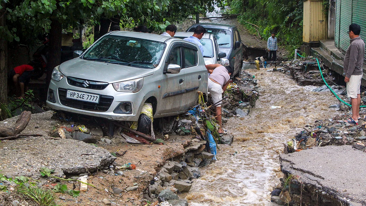  Vehicles stuck on a damaged road after heavy rainfall in Kullu, 17 Aug 2025 (Photo: PTI )