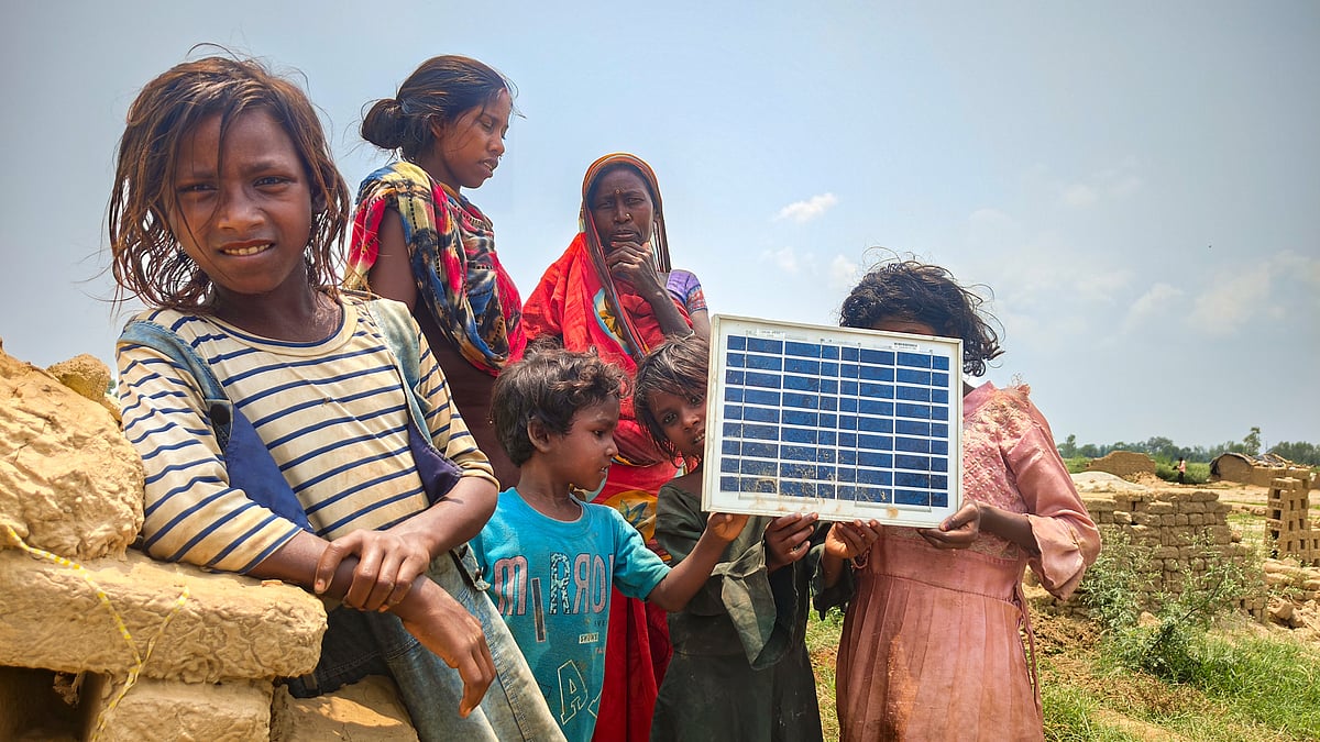 UP’s migrant workers show an unmaintained solar panel