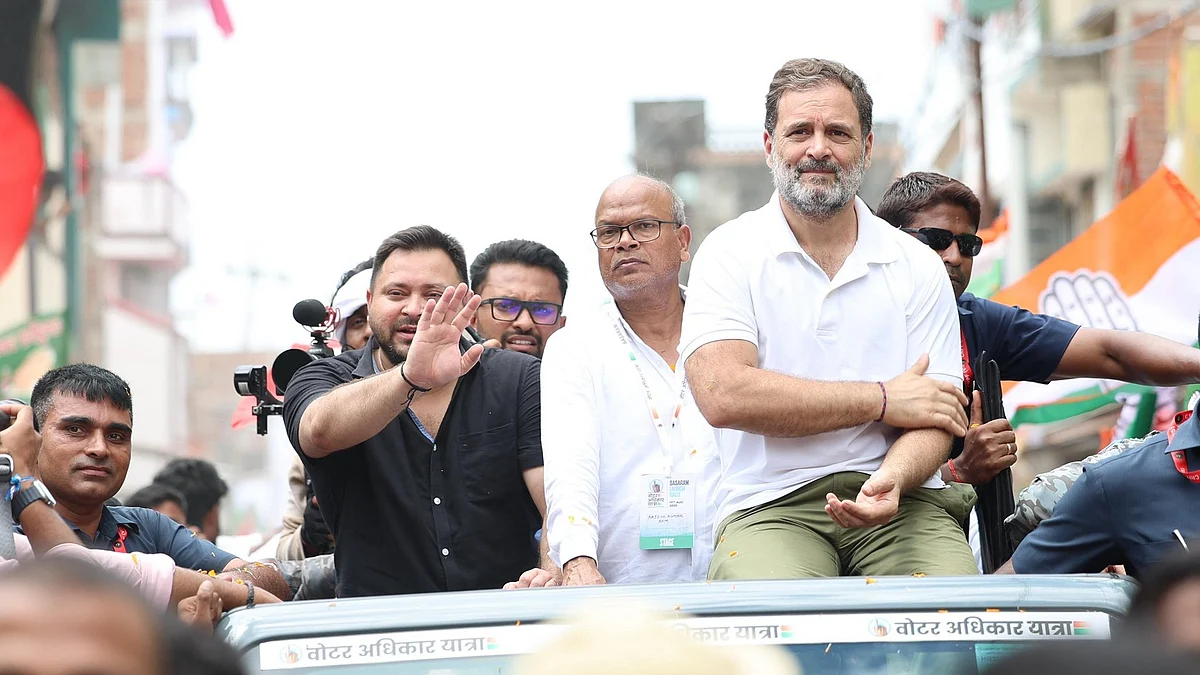 Tejashwi Yadav and Rahul Gandhi exit Aurangabad to the crowd's roar