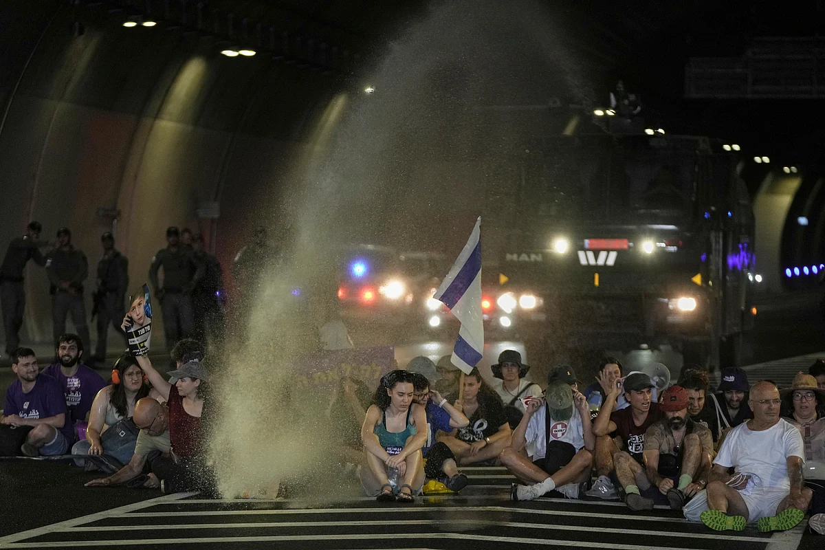 Israeli protestors brave water cannons to blockade highways on 17 August 2025