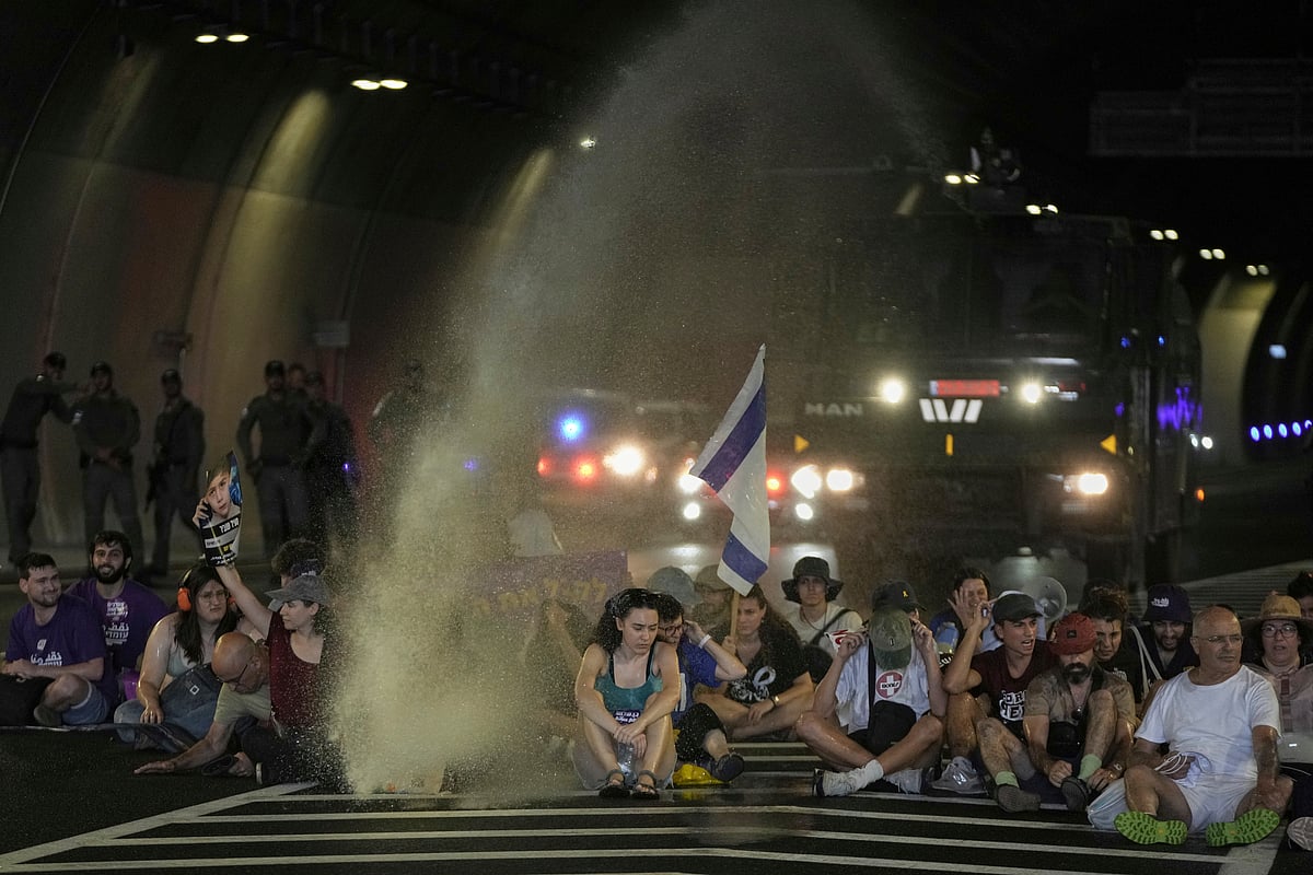 Israeli protestors brave water cannons to blockade highways on 17 August 2025