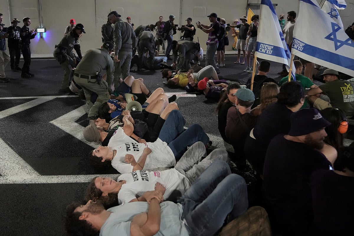 Police and protestors deadlocked in the 17 August 2025 strike in Israel