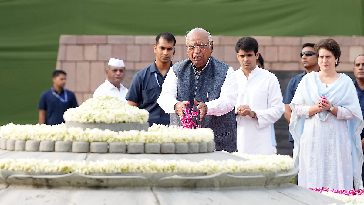 Mallikarjun Kharge pays tribute to former PM Rajiv Gandhi at Veer Bhumi in New Delhi on 20 August