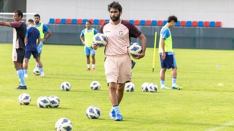 Khalid Jamil during a training session with India probables