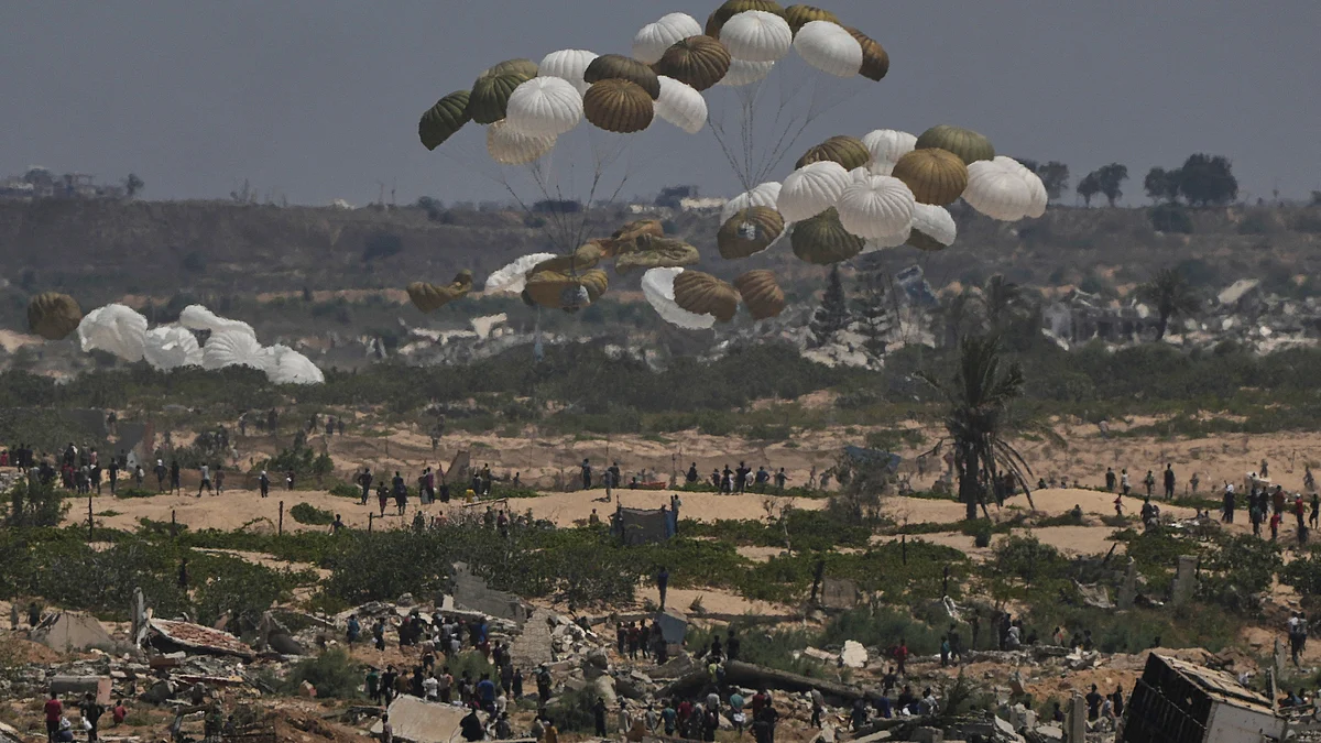 Palestinians rush to collect humanitarian aid in Gaza Strip on 20 August