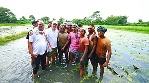 Rahul Gandhi and Bihar Congress chief Rajesh Kumar with makhana farmers