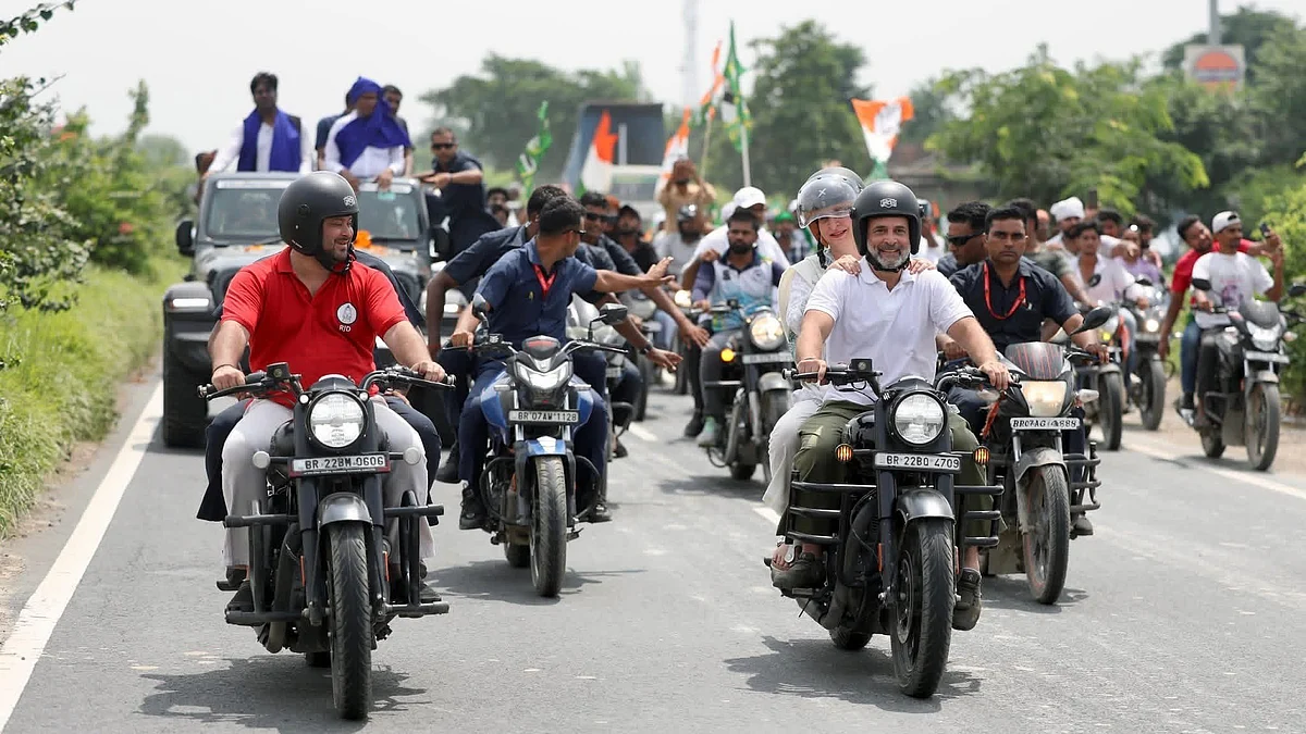 Rahul Gandhi and Priyanka Gandhi Vadra lead a bike rally leg out of Darbhanga with Tejashwi Yadav (left)