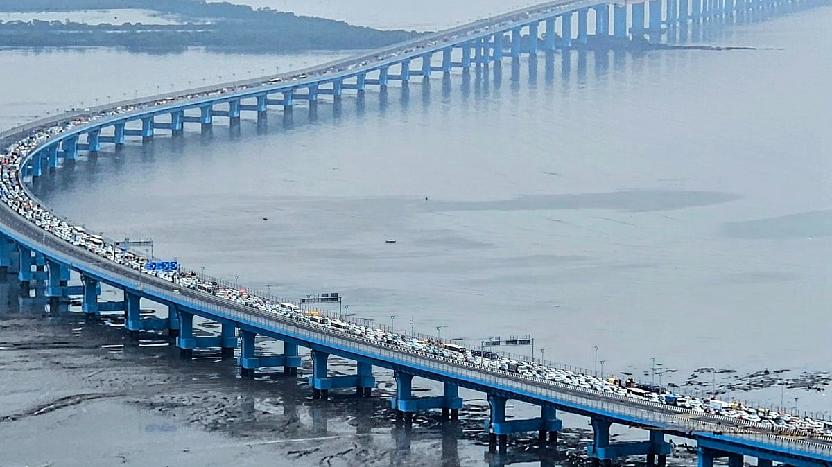 Traffic stalled on Atal Setu linking Navi Mumbai and Mumbai
