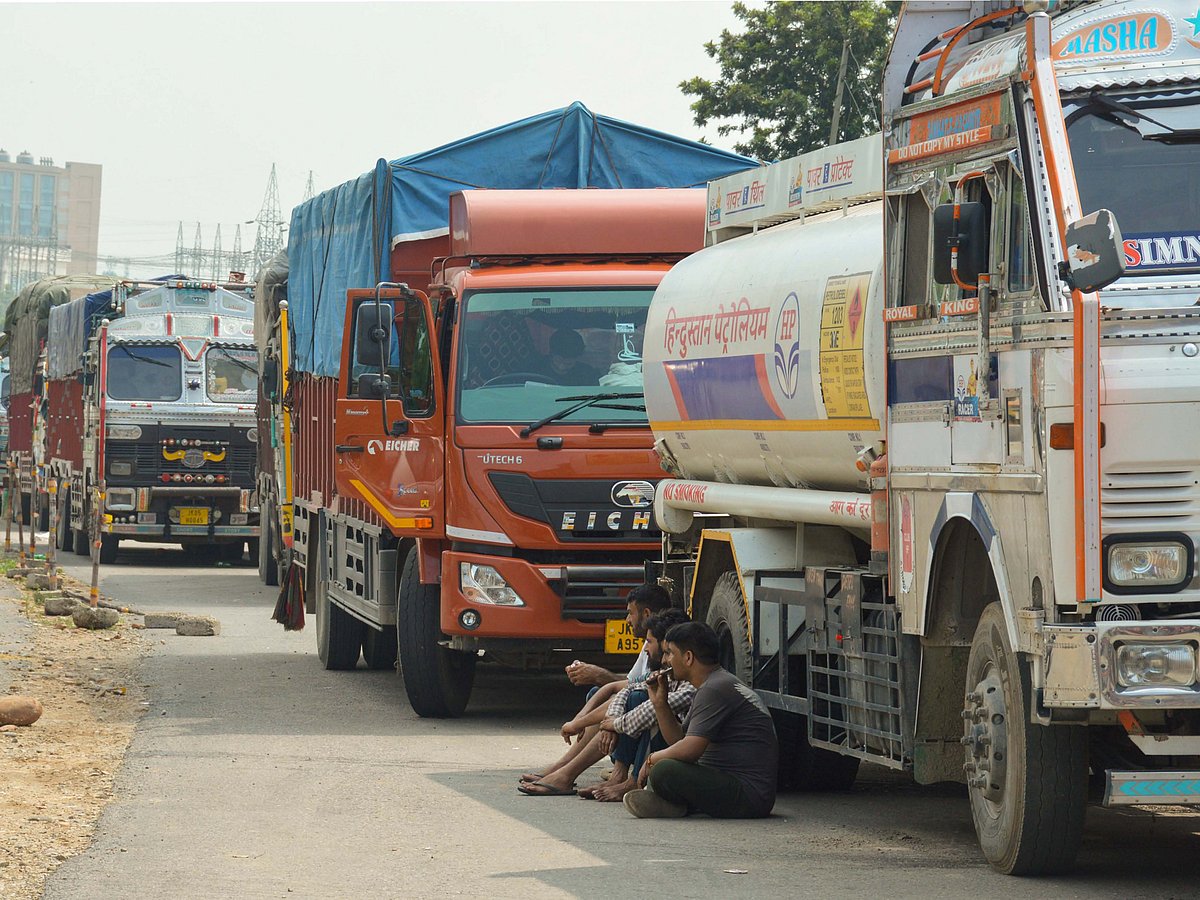 Vehicles stuck in a traffic jam on the Jammu and Kashmir national highway (Photo: PTI)
