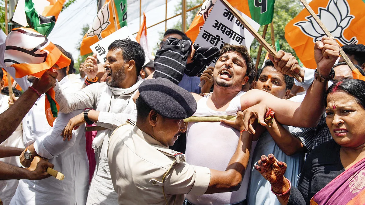 Police personnel try to manage BJP supporters outside the Bihar PCC office, in Patna, 29 Aug