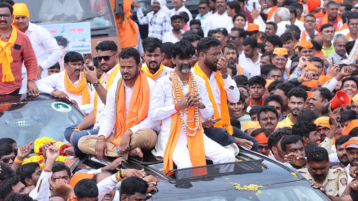 Jarange Patil arriving in Mumbai 
