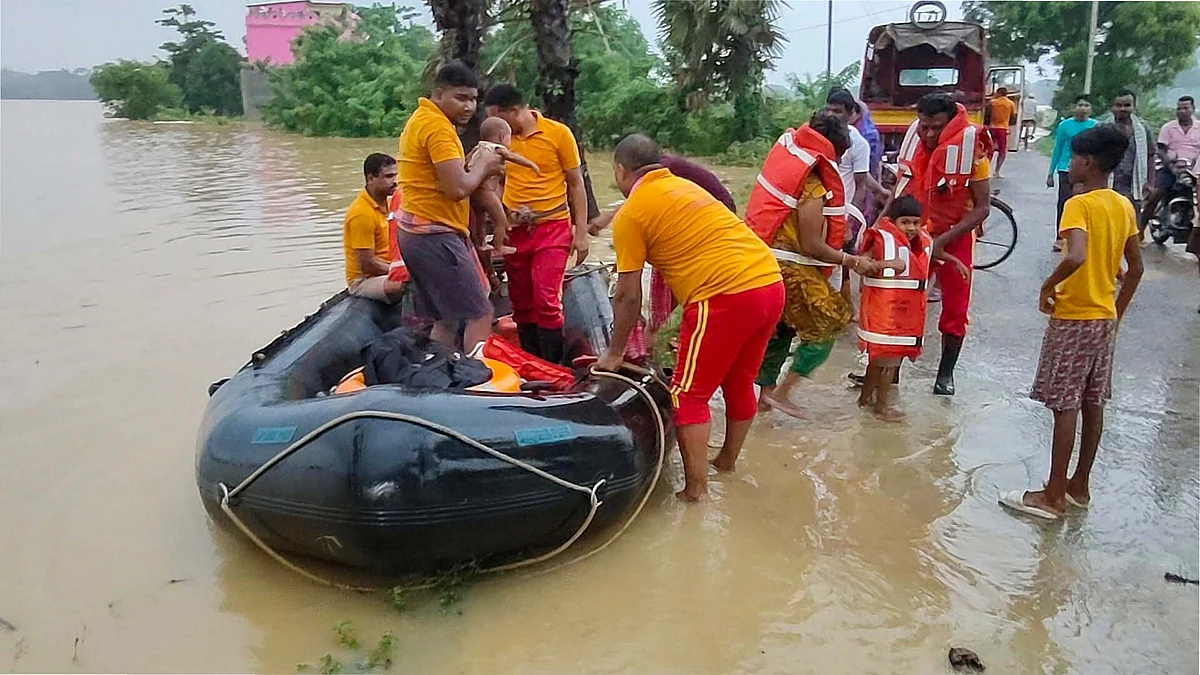 Residents being evacuated from Balasore in Odisha. (photo: PTI)