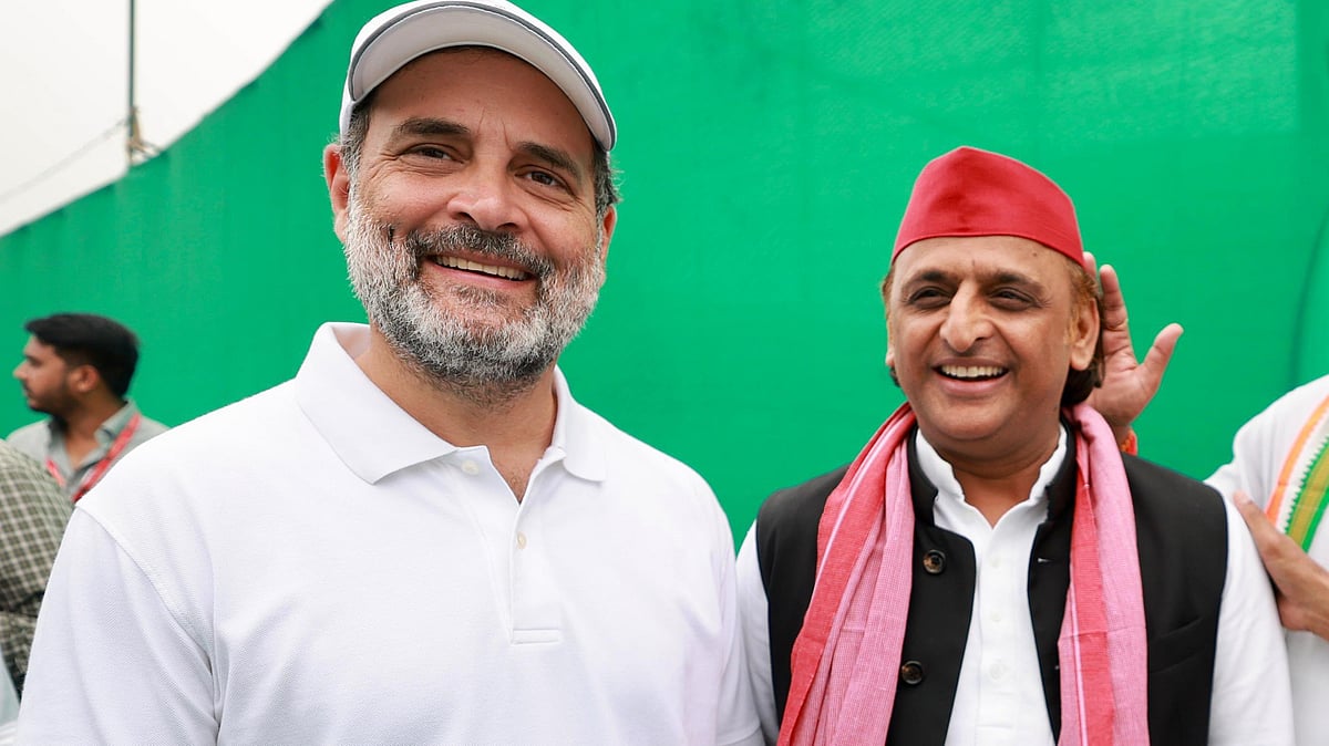 Rahul Gandhi with Akhilesh Yadav during Voter Adhikar Yatra
