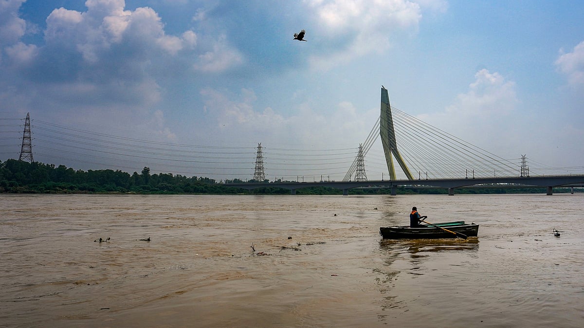 A swollen Yamuna in Delhi on Saturday, 30 Aug 2025 (photo: PTI)
