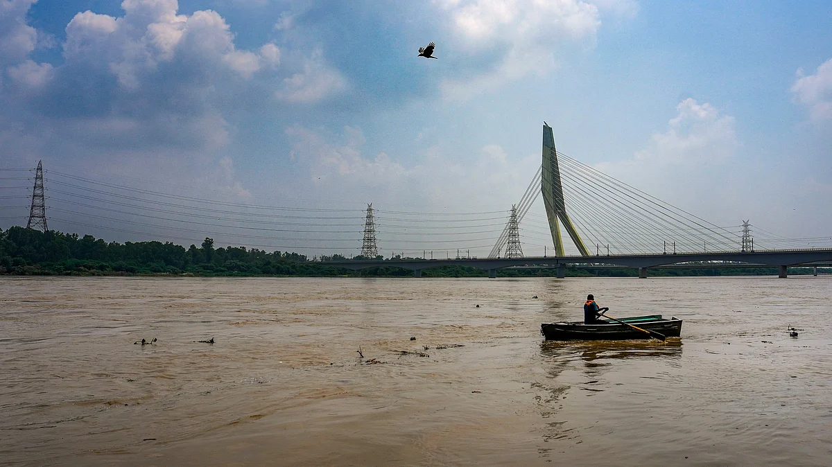 A swollen Yamuna in Delhi on Saturday, 30 Aug 2025 (photo: PTI)