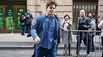 Magnus Carlsen, in jeans, leaves the World Rapids venue in New York