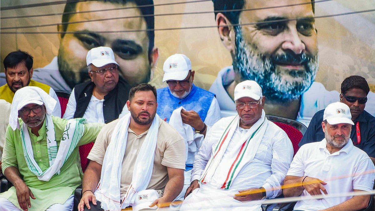 Congress leaders Rahul Gandhi and Mallikarjun Kharge with Tejashwi Yadav and Hemant Soren