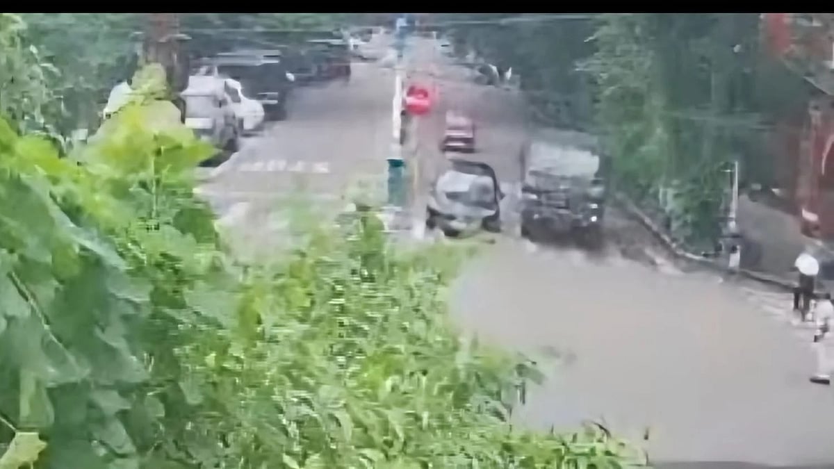 CCTV footage captures the Army truck passing near Writers’ Buildings in Kolkata