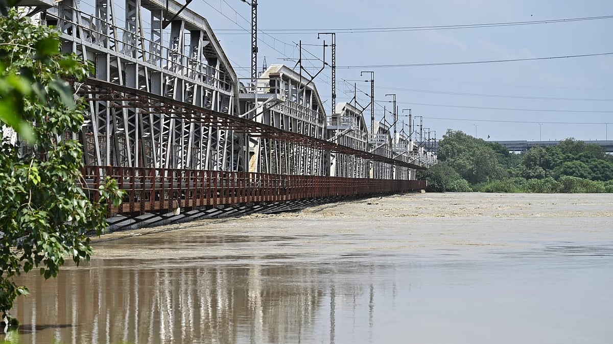 Yamuna swells dangerously, nearing the railway bridge in New Delhi