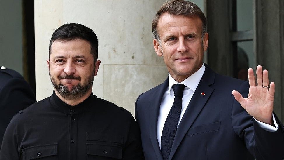 Emmanuel Macron with Volodymyr Zelenskyy