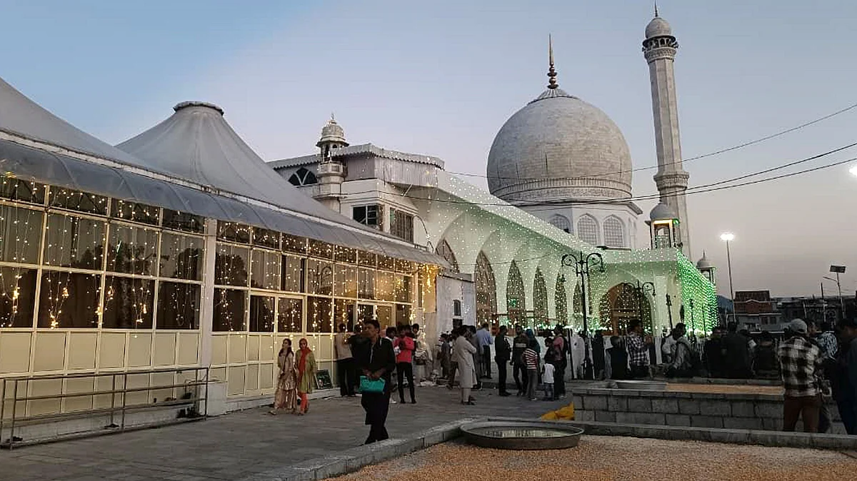 People at the Hazratbal mosque in Srinagar