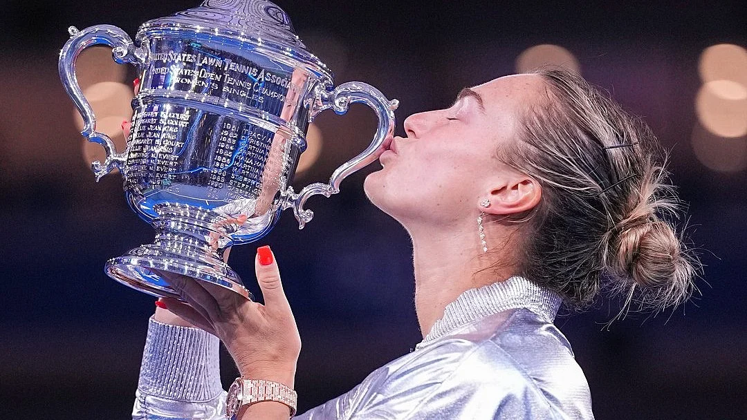 Aryna Sabalenka celebrates her second straight US Open triumph