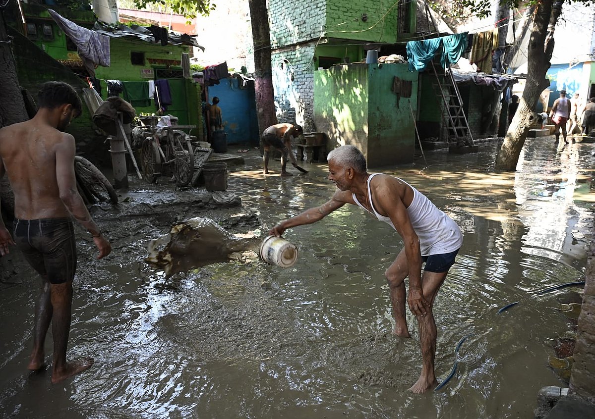 After Yamuna floods, drying homes and clearing silt big challenge for Delhi folks