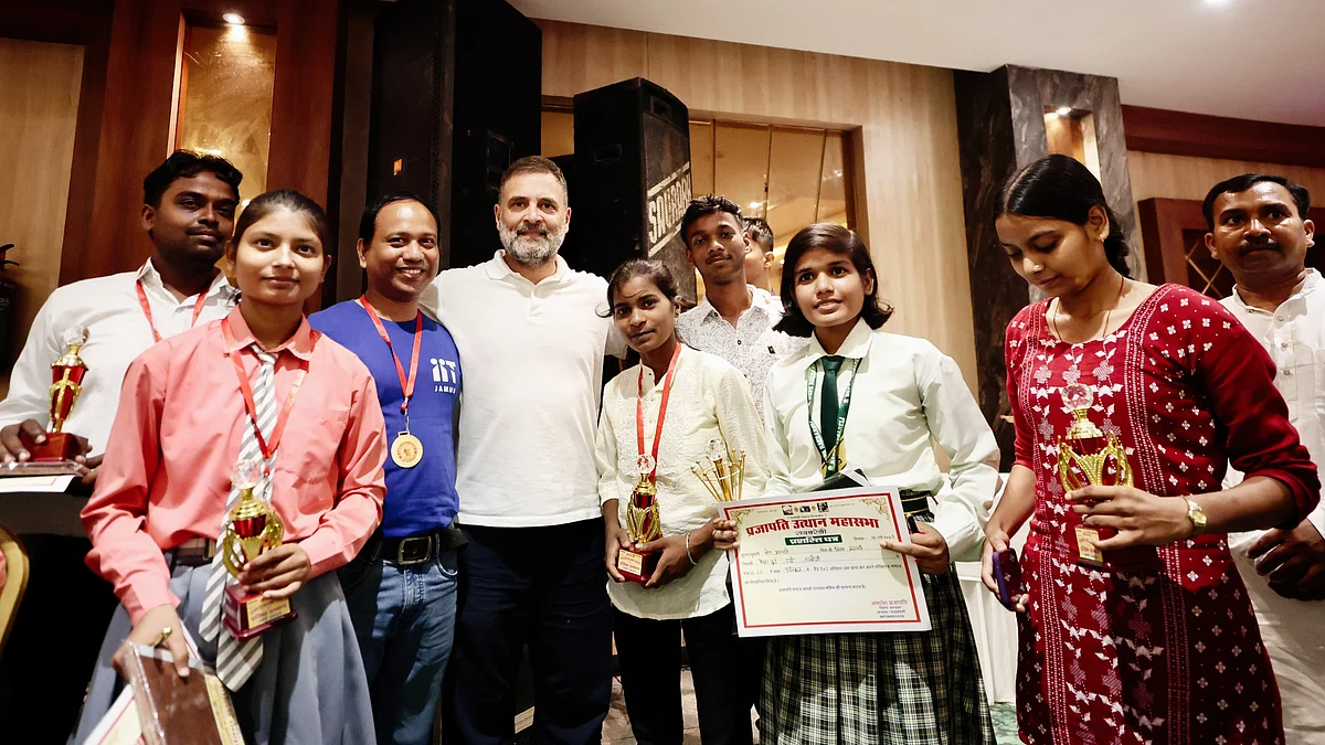 Rahul Gandhi with students in Raebareli