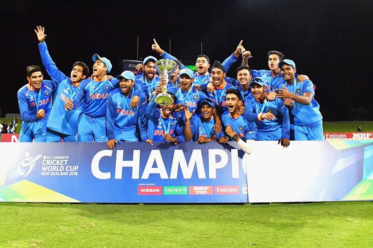Gill (left) and Abhishek (3rd left) with the U19 World Cup trophy in 2018