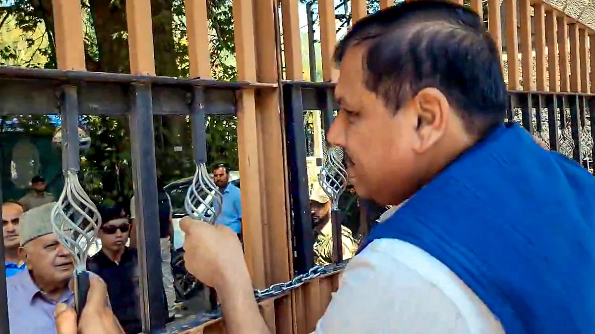 Sanjay Singh speaks to Farooq Abdullah through the gate