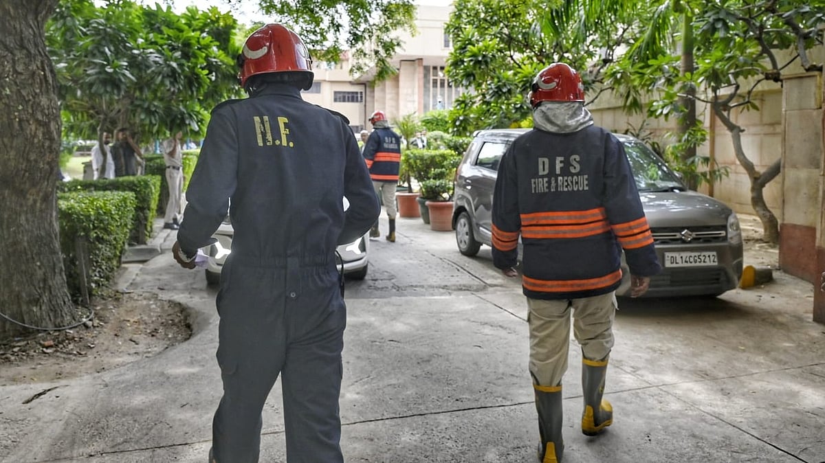 Rescue teams on alert at Delhi High Court amid bomb scare