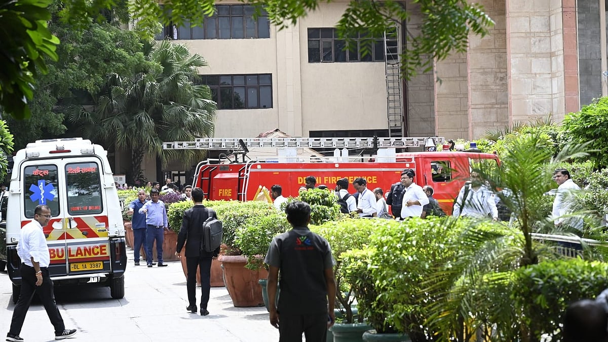 Fire engine stationed at Delhi High Court amid bomb threat scare