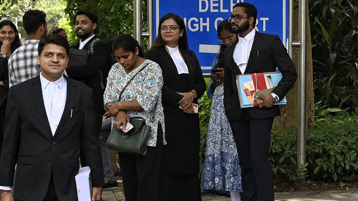 Advocates wait outside Delhi HC as bomb scare triggers evacuation.