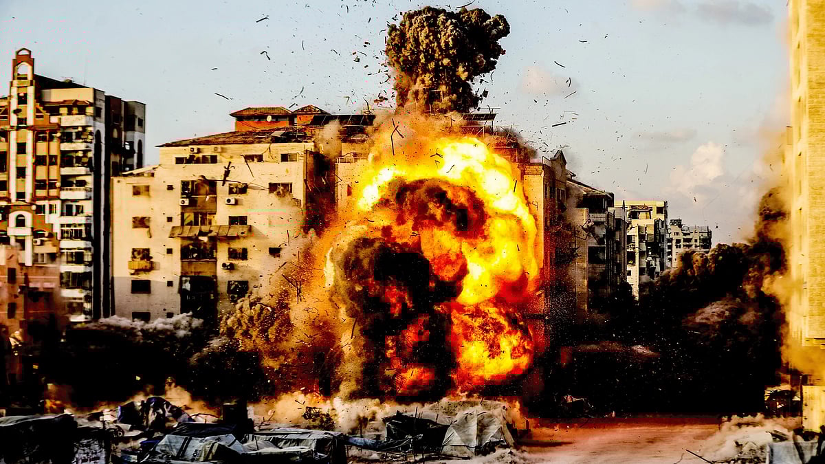 Israeli bombs pummel the al-Ruya Tower in Gaza City, 7 September 2025