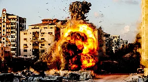 Israeli bombs pummel the al-Ruya Tower in Gaza City, 7 September 2025