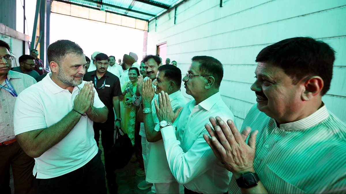 Congress leaders greet Rahul Gandhi in Amritsar.