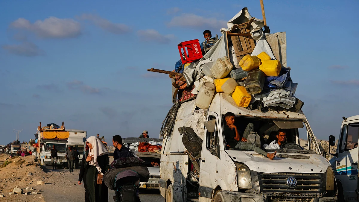 Displaced Palestinians flee northern Gaza toward southern Gaza, 11 Sept