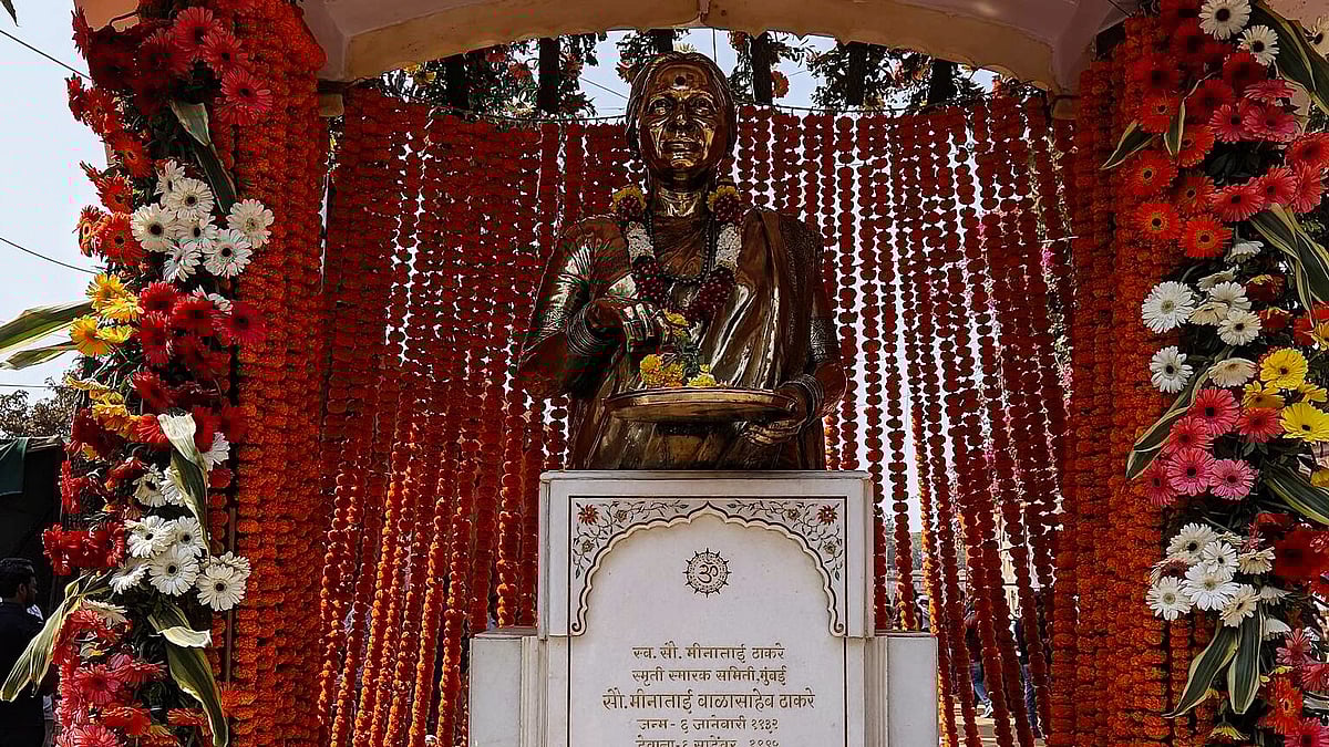 Statue of Meenatai Thackeray defaced