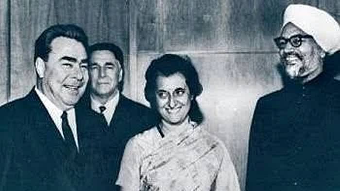 Indira Gandhi with Leonid Brezhnev, secretary-general of CPSUB 