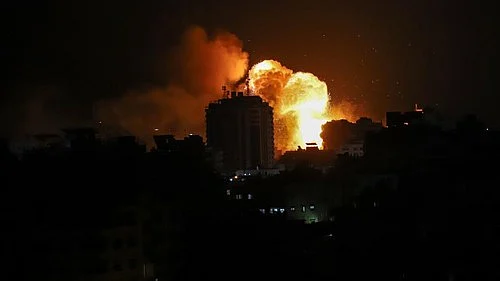 Drone from the east crashes in Eilat’s hotel district, causing damage but no injuries.