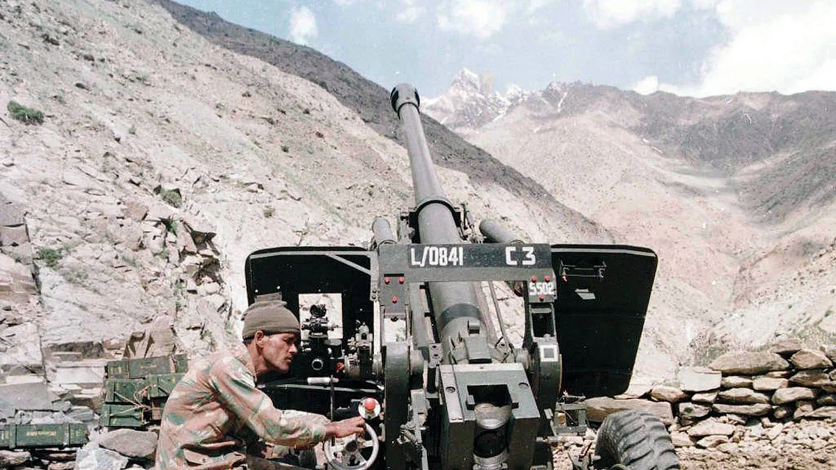 Soldier on the Kargil warfront with one of the famous Bofors guns