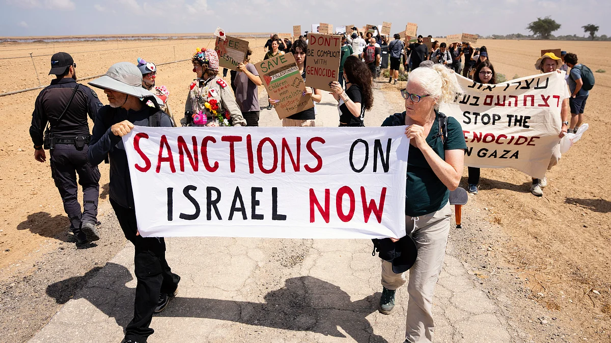 Activists take part in a protest along the Israeli-Gaza border in southern Israel, 19 Sep