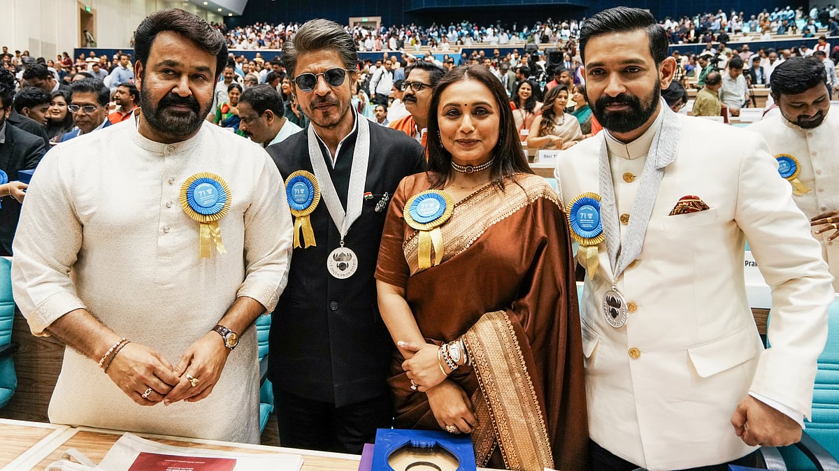 L-R: Mohanlal, Shahrukh Khan, Rani Mukerji, and Vikrant Massey at the National Film Awards