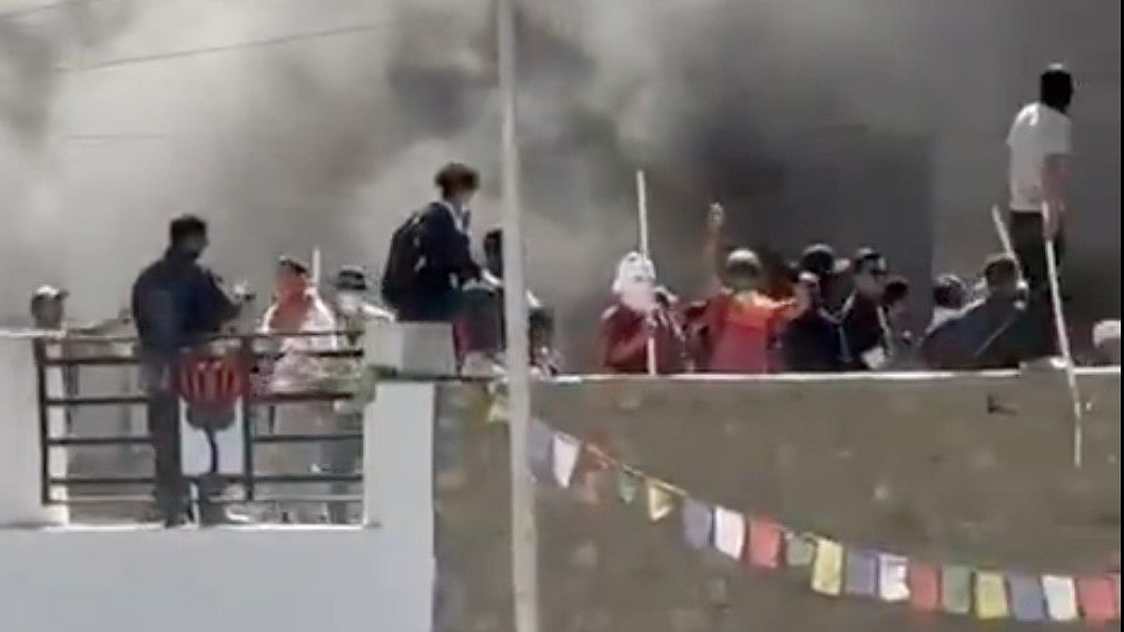 Protestors set BJP office in Leh alight