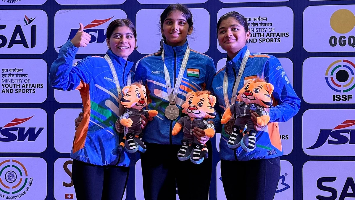 Anushka Thokur (centre), flanked by Anshika (left) and Aadhya Agrawal (right)