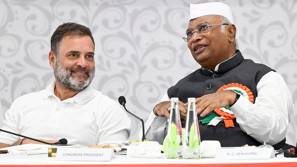 Mallikarjun Kharge with Rahul Gandhi at CWC meeting.