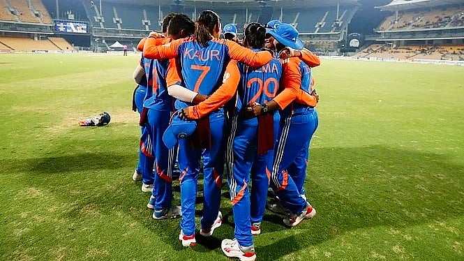 India captain Harmanpreet Kaur gets into a huddle with her team during a warm-up game