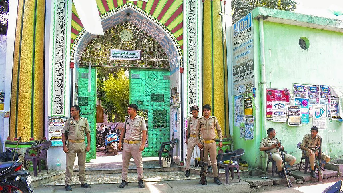 Police stand guard outside a dargah in Bareilly (photo: PTI)
